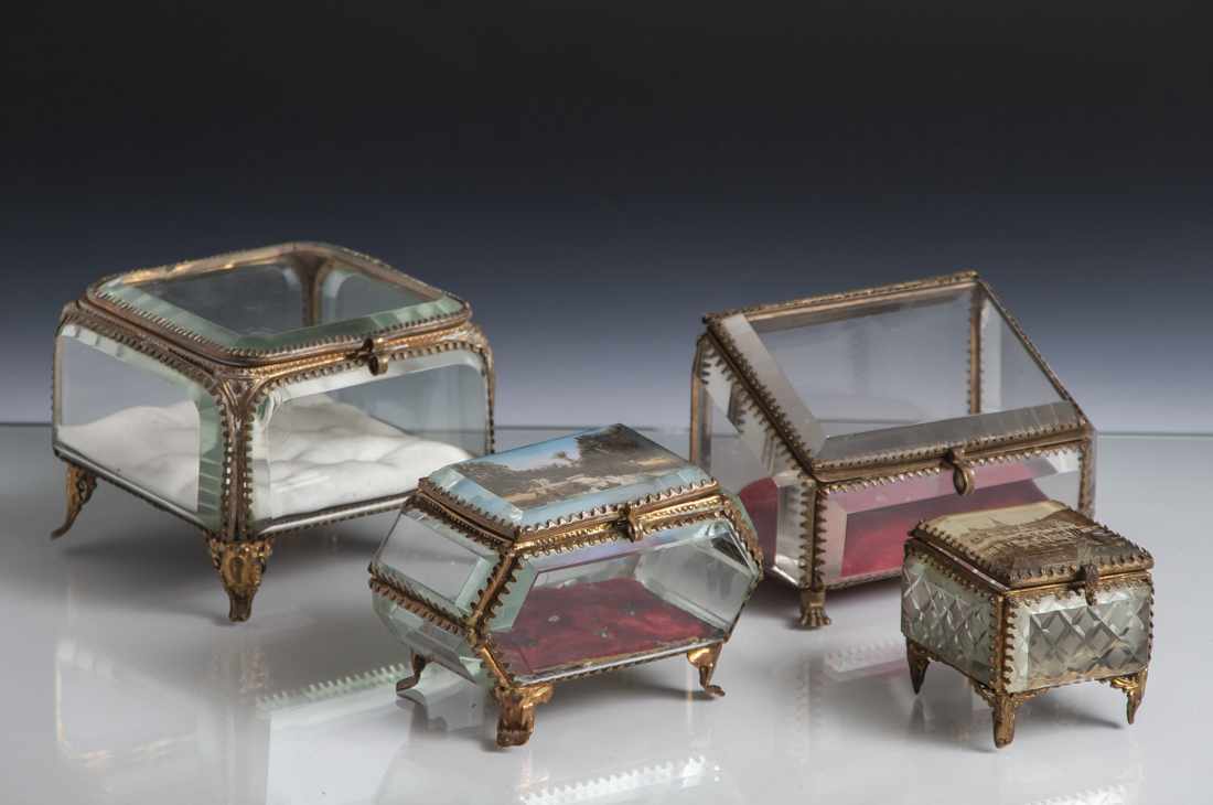 4 Souvenir-Schatullen, um 1900, farbloses, geschliffenes Glas, Messingmontierung. Mit scharnierten