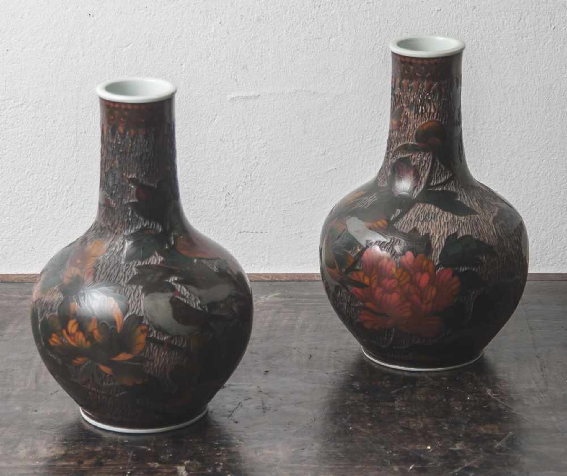 Paar Vasen, Japan, Meiji-Zeit, um 1900, Jiki-Shippo-Dekoration (Cloisonné auf Porzellan). Auf