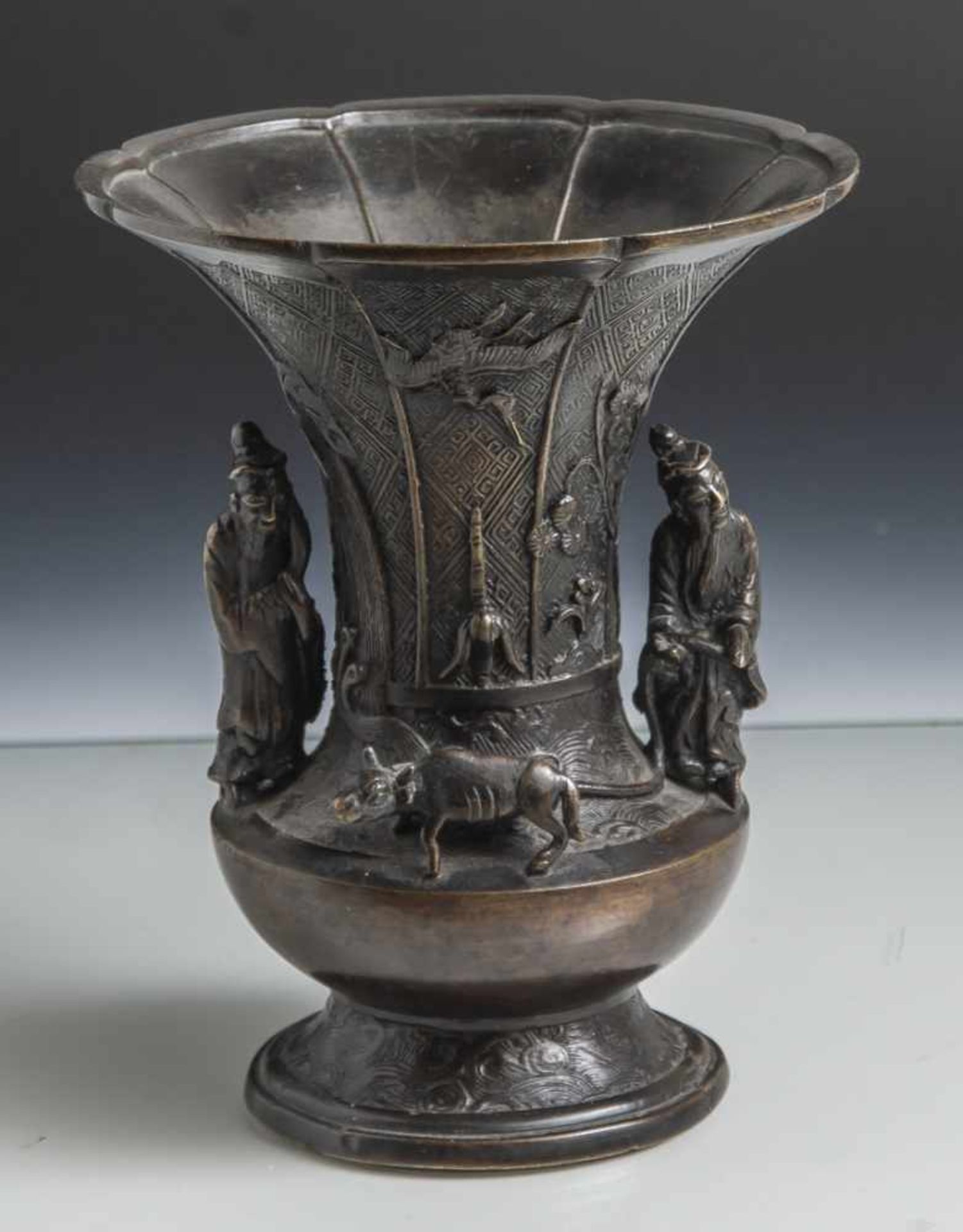 Bronze-Vase, China, wohl um 1900, Trichterform. Mit reliefiertem Dekor von Chrysanthemen und
