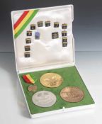 Medaillen und Pins der "Juegos Bolivarianos" 1977, der VIII. Multisportveranstaltung zu Ehren des
