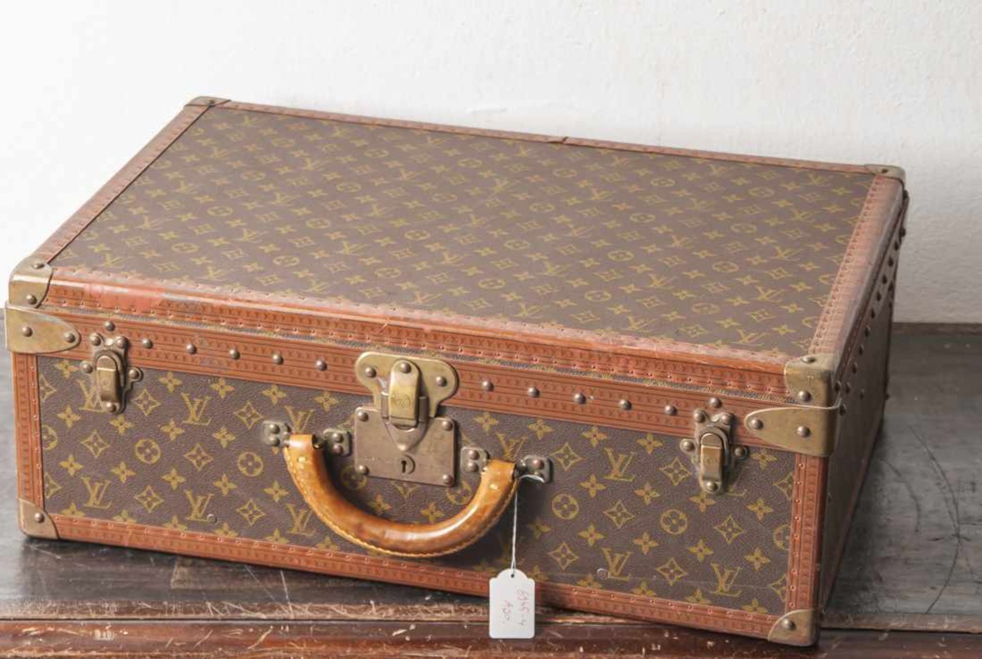 Louis Vuittonreisekoffer, rechteckig, Kanten in Leder u. Metall, Bespannung mit bekanntem Label-
