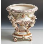 Tischaufsatz, Hugo Lonitz, Neuhaldensleben, ca. 1875-1904. Keramik. In Vasenform, auf vier