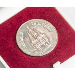 Silbermedaille, 999fein, "Rathaus Michelstadt", 1984, ca. 20 gr., im orig. Etui.