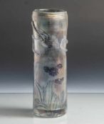 Glashütte Eich, Zylinderf. Glasvase, irisierend graue Oberfläche mit teils gemalten u. teils