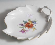 Blattschale mit Blumendekor, Meissen (zwei Schleifstriche), 1942.