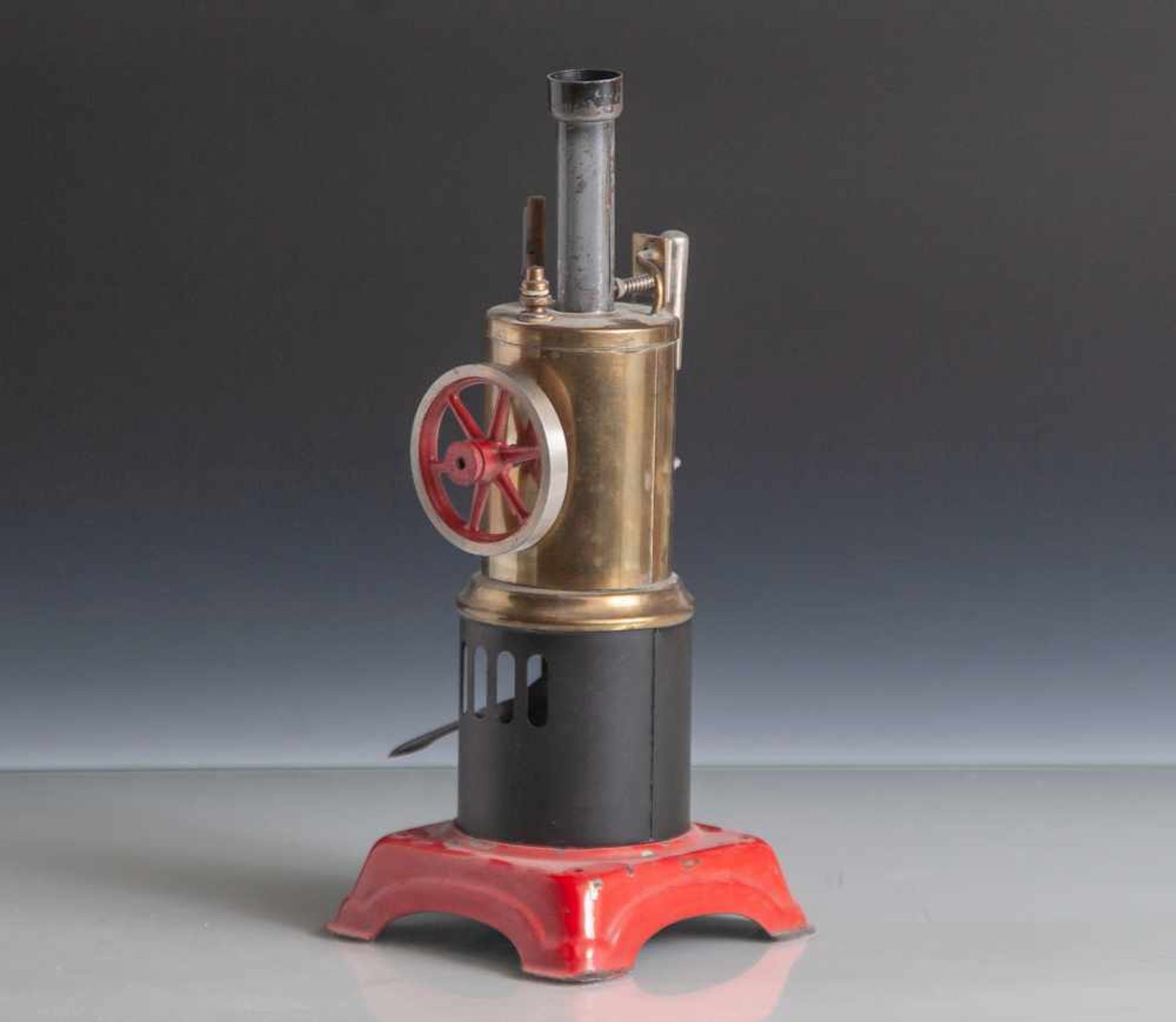 Dampfmaschiene mit stehendem Kessel, Hesteller Fleischmann 50er Jahre. Höhe ca. 24cm. Dazu eine