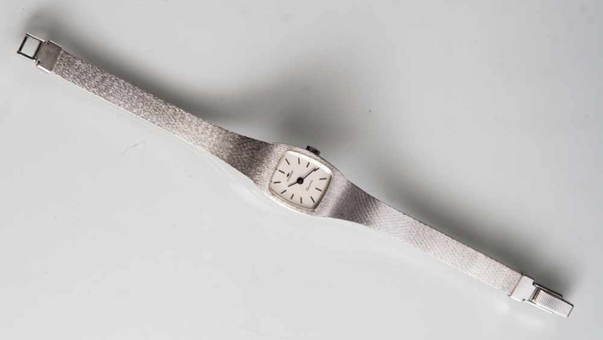 Damenarmbanduhr, Amara, silberfarbenes Metallarmband, rechteckiges Gehäuse mit weißem Ziffernblatt