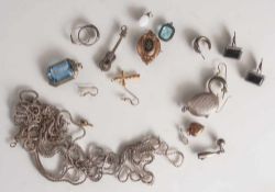 Posten Modeschmuck, bestehend aus: 6 Ketten, 10 Anhänger, 1 Anhängeuhr, 1 Paar Ohrcreolen, 1 Paar