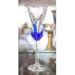 Pokal, Entwurf Olaf Ressel, farbloses Glas, Kuppa vom Schaftende aus aufsteigend blau umfasst,