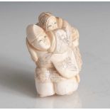 Netsuke, Mann seine Frau auf dem Rücken tragend, Japan, Meiji-Zeit, wohl Ende 19. Jahrhundert,