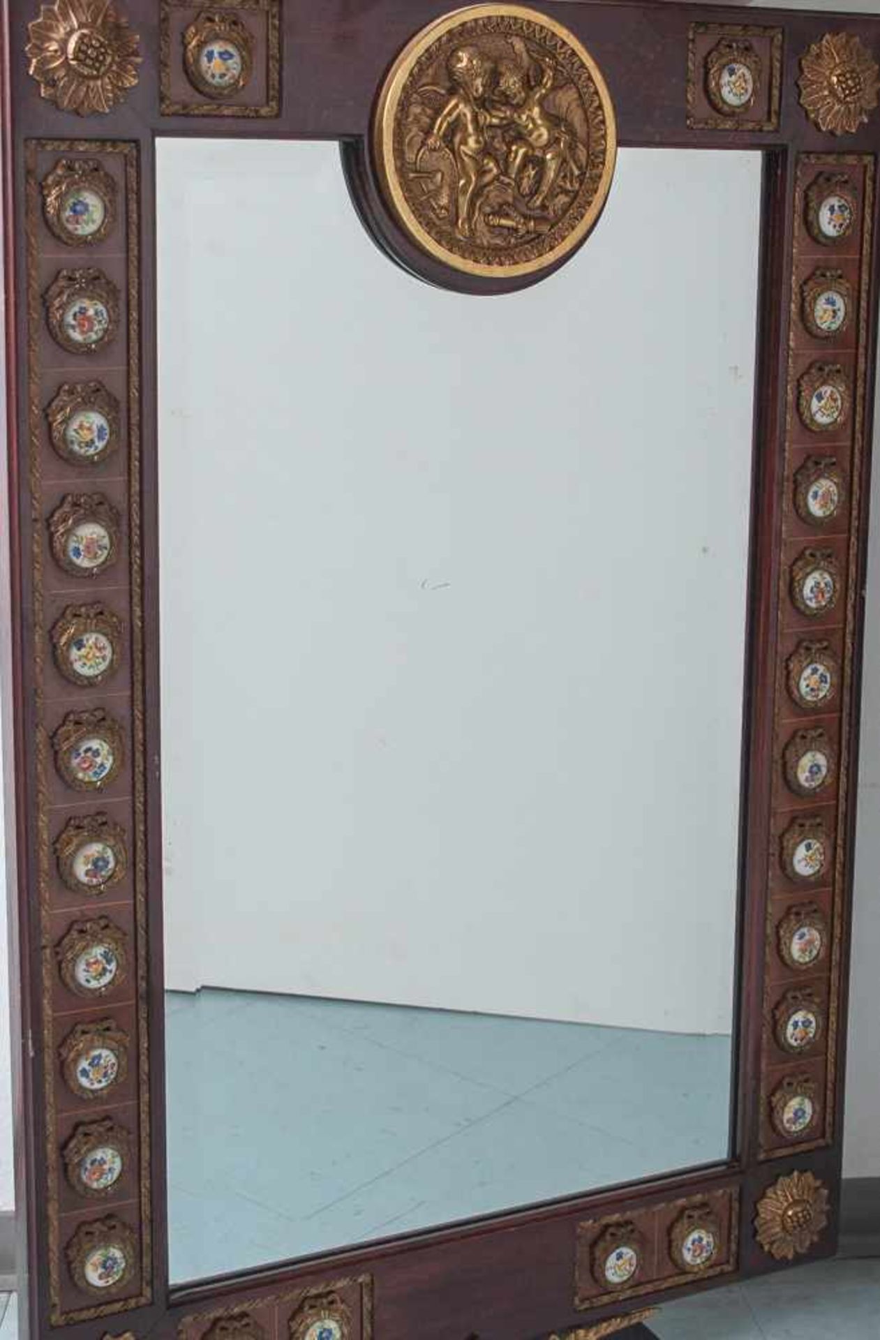 Wandspiegel im franz. Empirestil, mahagonifarben, rechteckige Formgebung, oberer Abschluß mit