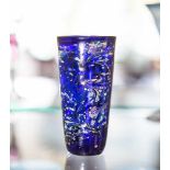 Kleiner Becher, Entwurf Kurt Wallstab (1920-2002), dunkelblaues Glas mit oxidischen Einfärbungen,