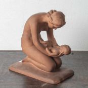 Keramikfigur Mutter mit Kind, am Sockel sign. H: 31cm, B: 30cm, T: 18cm.