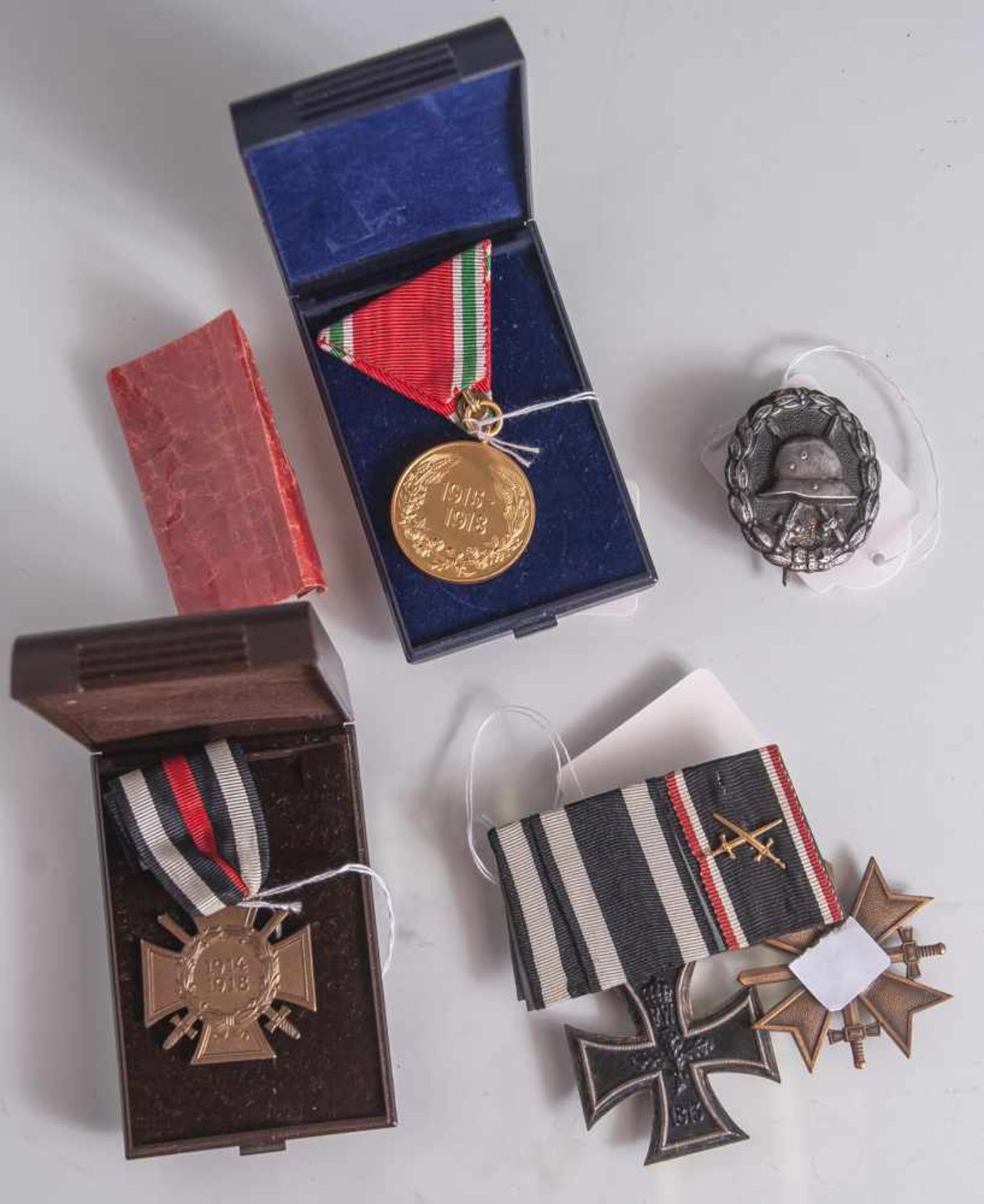 Konvolut Orden u. Ehrenzeichen, 1. u. 2. WK, bestehend aus: a) Medaille, Bulgarien 1915-1918 am