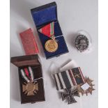 Konvolut Orden u. Ehrenzeichen, 1. u. 2. WK, bestehend aus: a) Medaille, Bulgarien 1915-1918 am