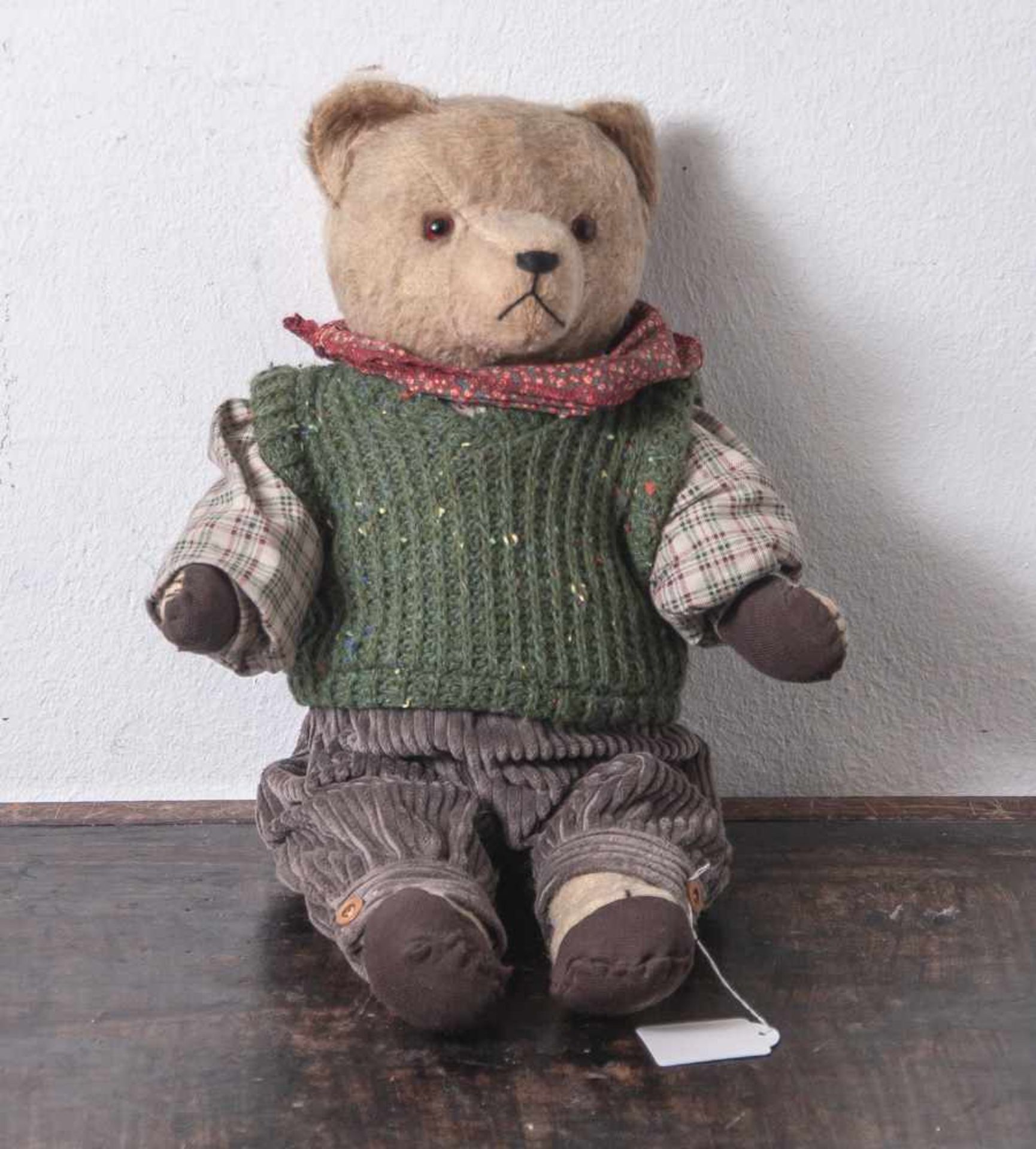 Teddybär, um 1920, hellbraunes, kurzfloriges Fell, drehbarer Kopf, Scheibengelenke. Glasaugen.
