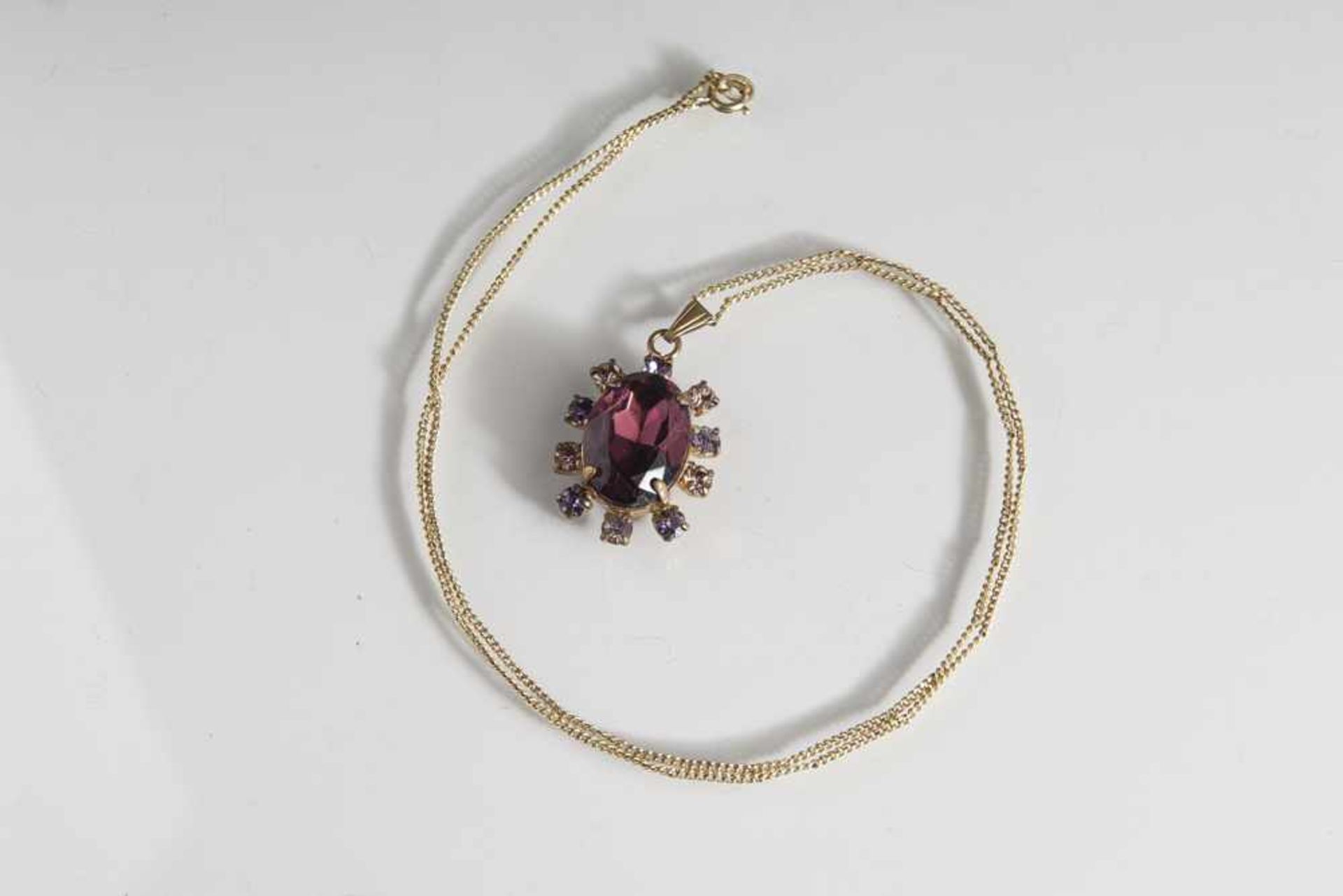 Kette mit Anhänger, Anfang 20. Jahrhundert, Modeschmuck, Metall verg./Am. Doublé, m. violettem