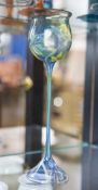Stengelglas, Entwurf Vera Walther, Glas, eingefärbter Fuß, Schaft u. Kuppa. Kuppa mit floralem