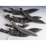Konvolut von 6 versch. Gurkha Messern, Indien, jeweils mit kleinen Beimessern und Scheide aus Leder.