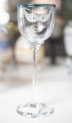 Weinglas, Lindean Mill England, farbloses Glas, Kuppa mit türkisfarbenem Mündungsrand u. grav.