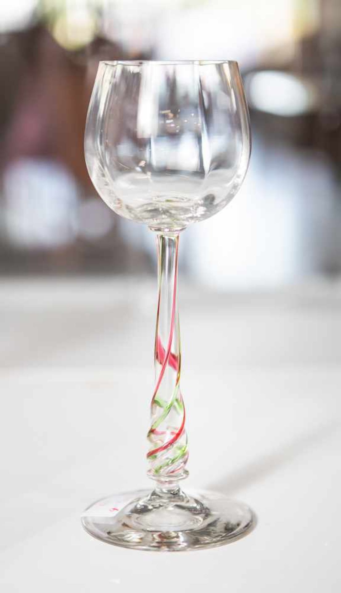 Stengelglas, farbloses Glas, gedrehter Stiel mit eingeschmolzenen Fäden in Rot und Grün, Kuppa