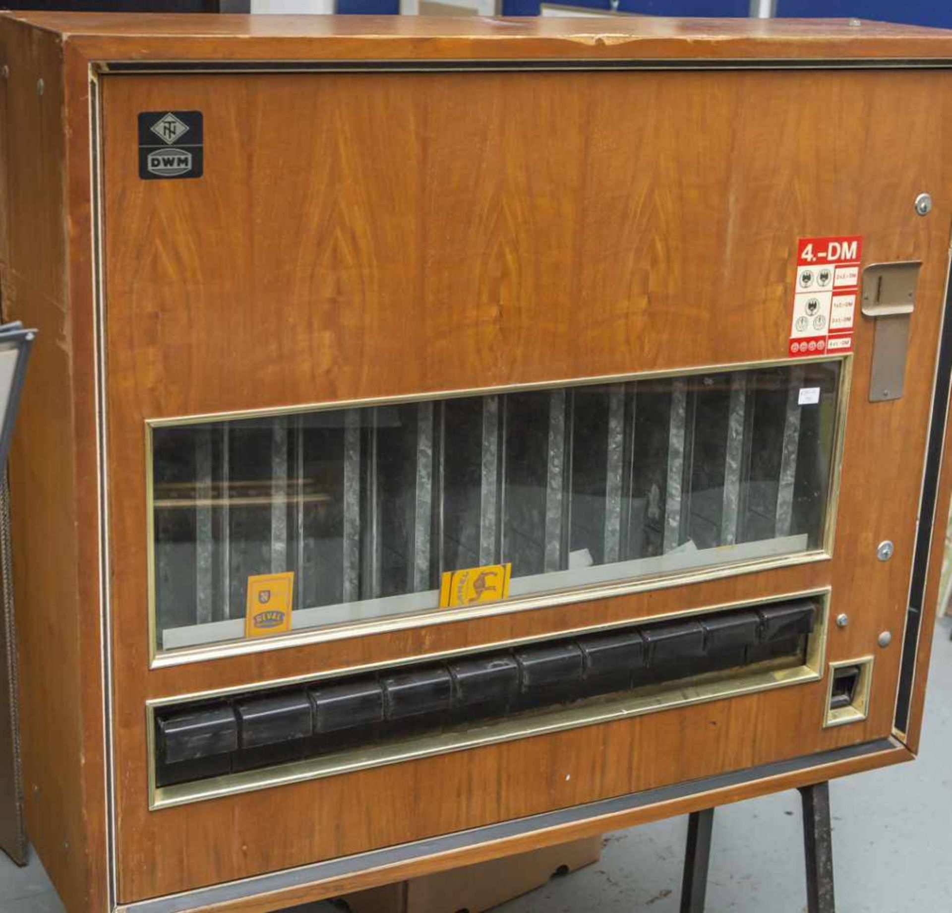 Zigarettenautomat-Standgerät, 1960er Jahre, Herst. DWM Berlin, DM-Einwurf, Glasfront, Schlüssel