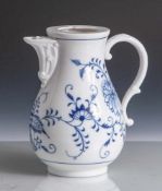 1 Teekanne, Meissen, blaue Schwertermarke, Porzellan, Dekor Zwiebelmuster, kobaltblau. H. ca. 20 cm,