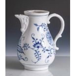 1 Teekanne, Meissen, blaue Schwertermarke, Porzellan, Dekor Zwiebelmuster, kobaltblau. H. ca. 20 cm,