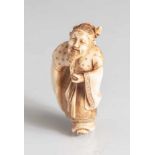 Netsuke, Japan, Meiji-Zeit, um 1900, Elfenbein fein geschnitzt und graviert, dunkel akzentuiert,