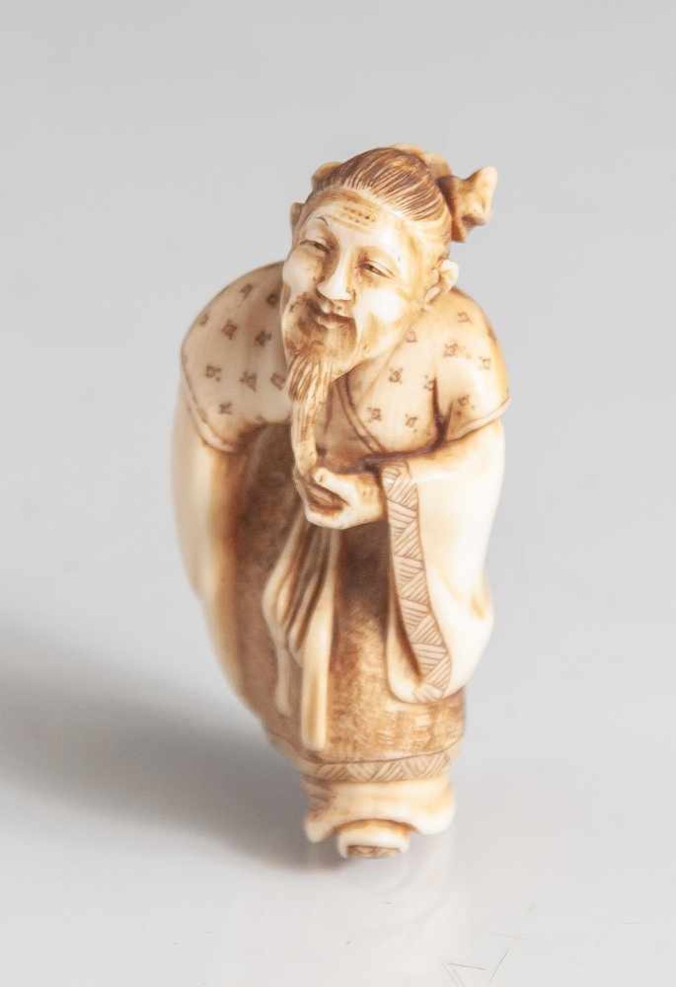 Netsuke, Japan, Meiji-Zeit, um 1900, Elfenbein fein geschnitzt und graviert, dunkel akzentuiert,