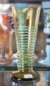 Pokal, olivgrünes Glas, hoch gezogener Tellerfuß, Kuppa mit aufgelegtem gekniffenem türkisfarbenem