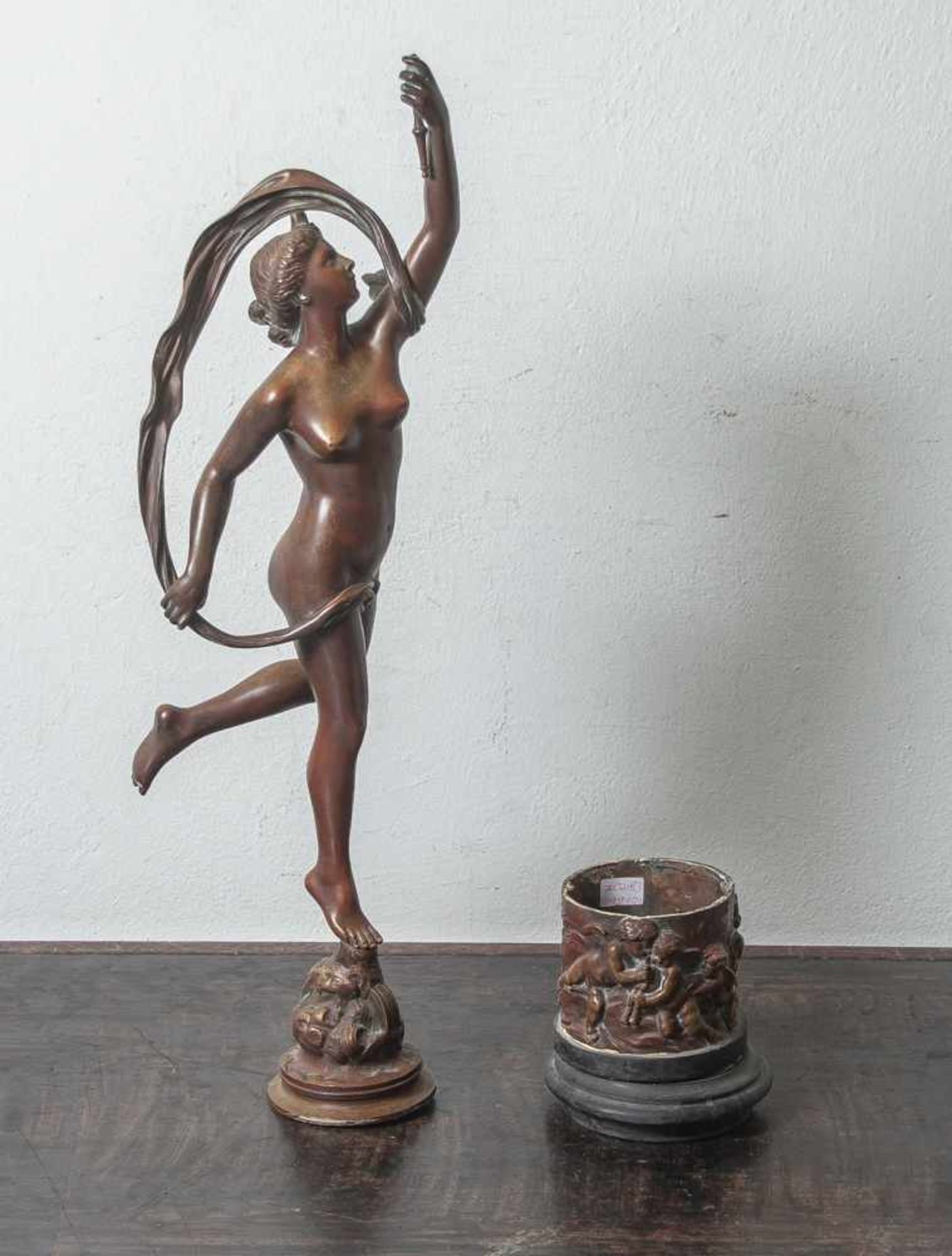 Siegesgöttin, Bronzeplastik, dunkel patiniert. Fackel gebr., H. ca. 65,5 cm. Mit Sockel, Bronze