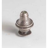 Miniatur-Gewürzgefäß, wohl Südostasien, um 1900, Metall, mit feinem ornamentalem Dekor und Perlstab.
