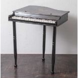 Kinder-Piano, Grand Piano Eagle, 1930/40er Jahre, schwarz lackiert, mit nummerierten Tasten.