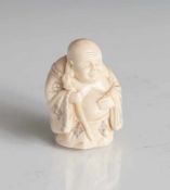 Netsuke, Glücksgott Hotei, Japan, Meiji-Zeit, wohl Anfang 20. Jahrhundert, Elfenbein geschnitzt