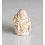 Netsuke, Glücksgott Hotei, Japan, Meiji-Zeit, wohl Anfang 20. Jahrhundert, Elfenbein geschnitzt