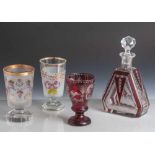 4 Teile Glas, Ende 19. Jahrhundert, 3 Fußbecher und 1 Flakon. Farbloses Glas, rot überfangen/