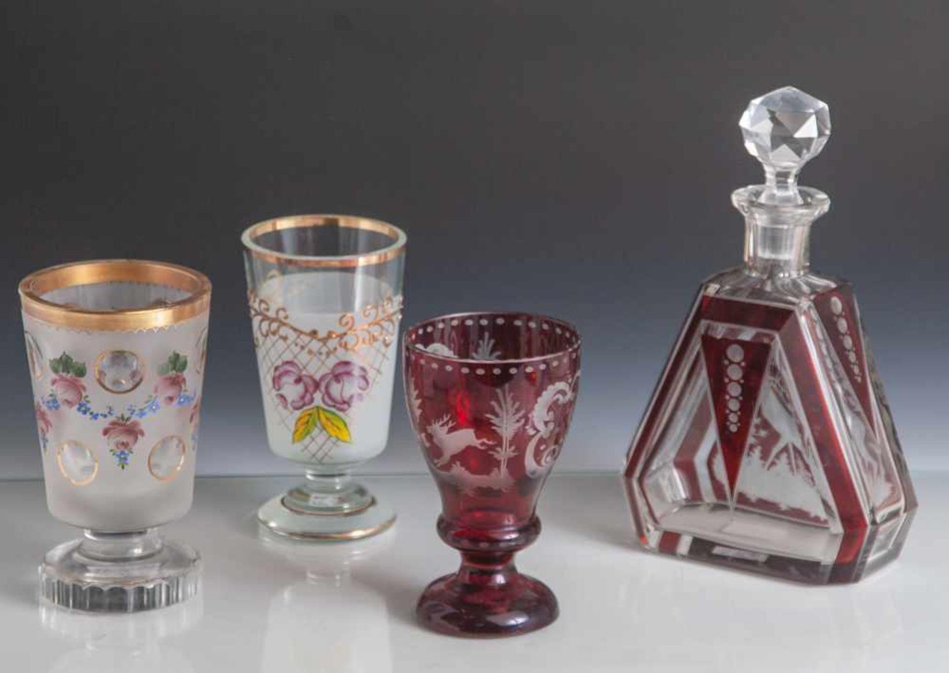 4 Teile Glas, Ende 19. Jahrhundert, 3 Fußbecher und 1 Flakon. Farbloses Glas, rot überfangen/