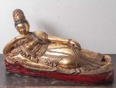 Liegender weiblicher Bodhisattva, Thailand, neuzeitl., Holz geschnitzt, unter Rotlack vergoldet,