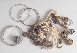 Posten Modeschmuck, bestehend aus: 14 Ringe, 5 Anstecker/Broschen, 7 Ketten, 4 Armreifen, 1 Armband,