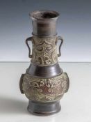 Kleine Bronzevase, China, um 1900, archaischer Stil. Seitlich mit 2 Handhaben. H. ca. 15 cm.