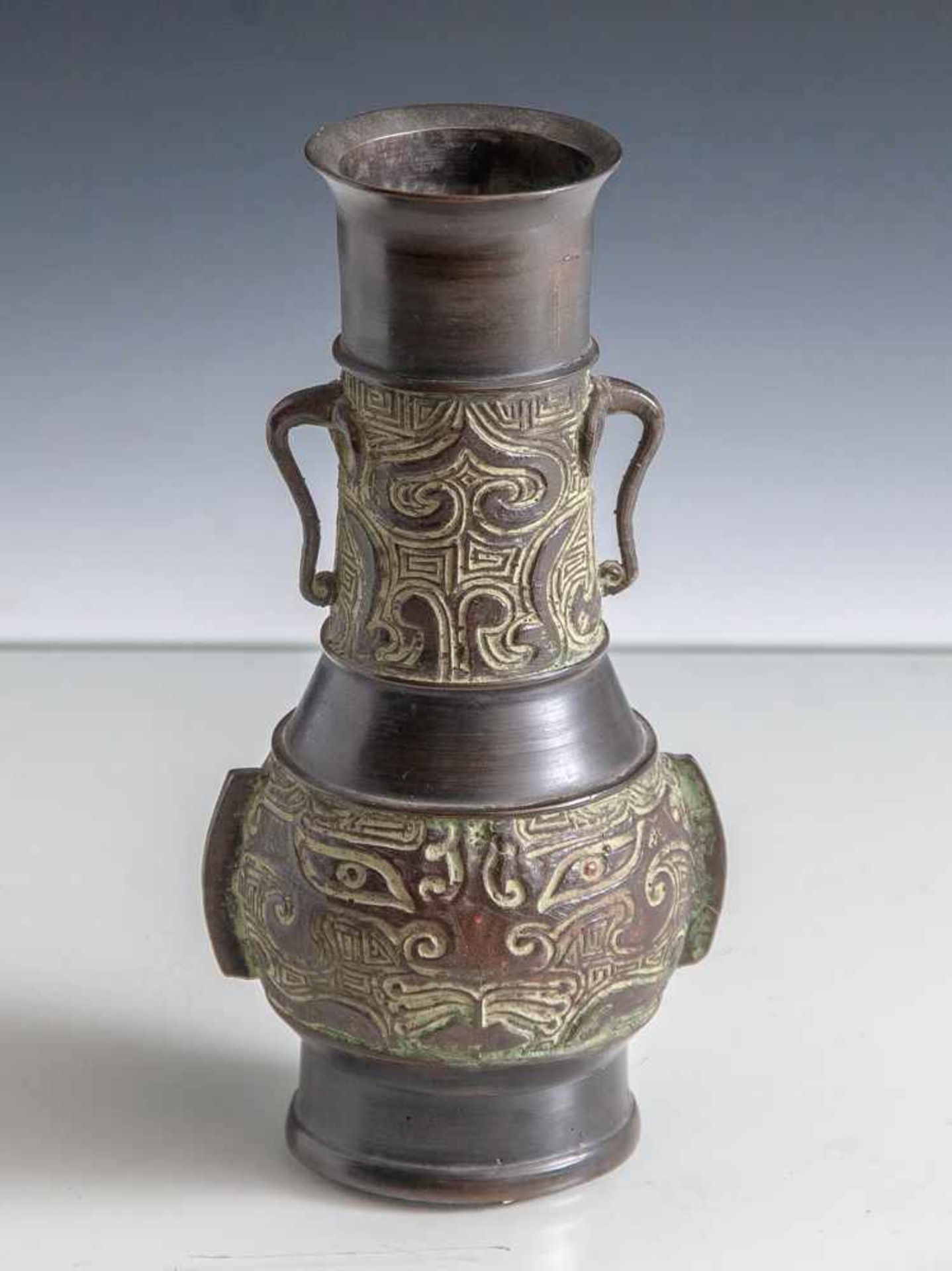 Kleine Bronzevase, China, um 1900, archaischer Stil. Seitlich mit 2 Handhaben. H. ca. 15 cm.