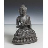 Bronzebuddha, wohl Indien, 19. Jahrhundert, im Lotossitz, die Hände im Vitarka mudra. Auf