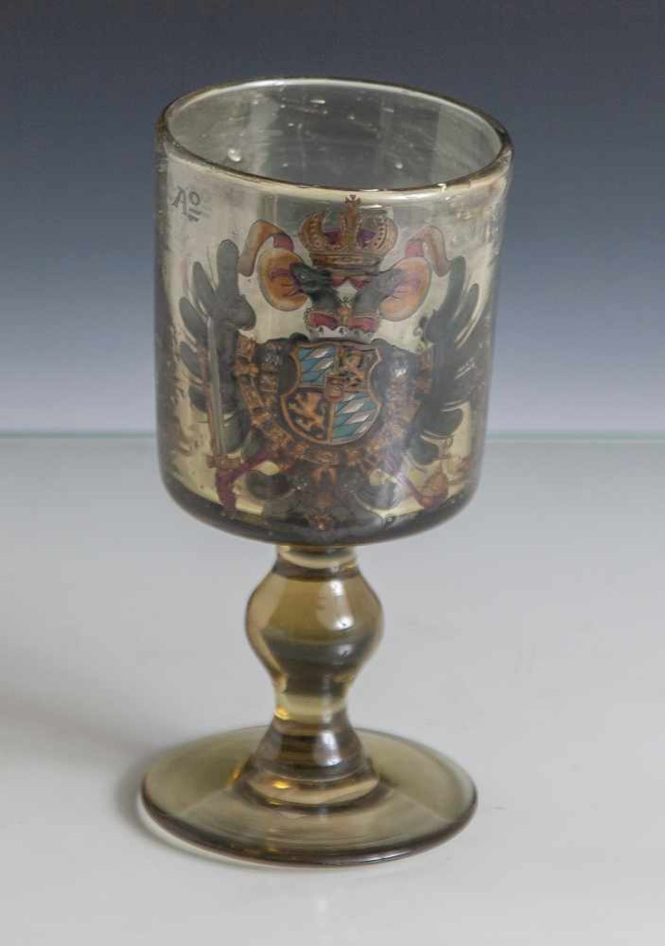 Pokalglas im Stil des 17. Jahrhunderts, olivgrünes Glas mit Doppelkopfadler und Datierung 1742 in