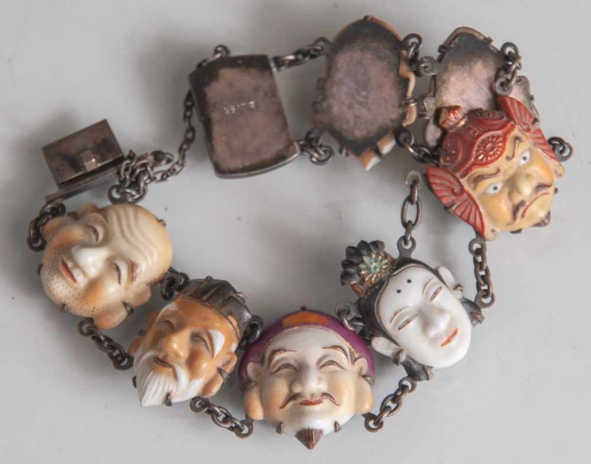 Armband mit den Masken der 7 japanischen Glücksgötter, Mitte 20. Jahrhundert, Porzellan,