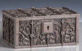 Schmuckkassette, 20. Jahrhundert, neogotischer Stil, Metallarbeit, die Seiten und der Deckel mit