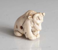 Netsuke, Wasserbüffel, Elfenbein, Japan, Meiji-Zeit, wohl Anfang 20. Jahrhundert, geschnitzt und