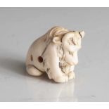 Netsuke, Wasserbüffel, Elfenbein, Japan, Meiji-Zeit, wohl Anfang 20. Jahrhundert, geschnitzt und