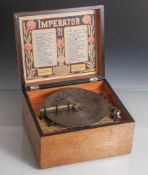 Polyphon um 1900, Hesteller Imperautor Nr. 32 im Holzkasten (funktionsfähig), Metallplatten ca. 15,