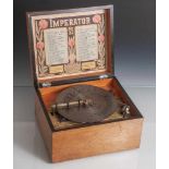 Polyphon um 1900, Hesteller Imperautor Nr. 32 im Holzkasten (funktionsfähig), Metallplatten ca. 15,